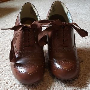 American Eagle lace up heeled oxfords size 5W